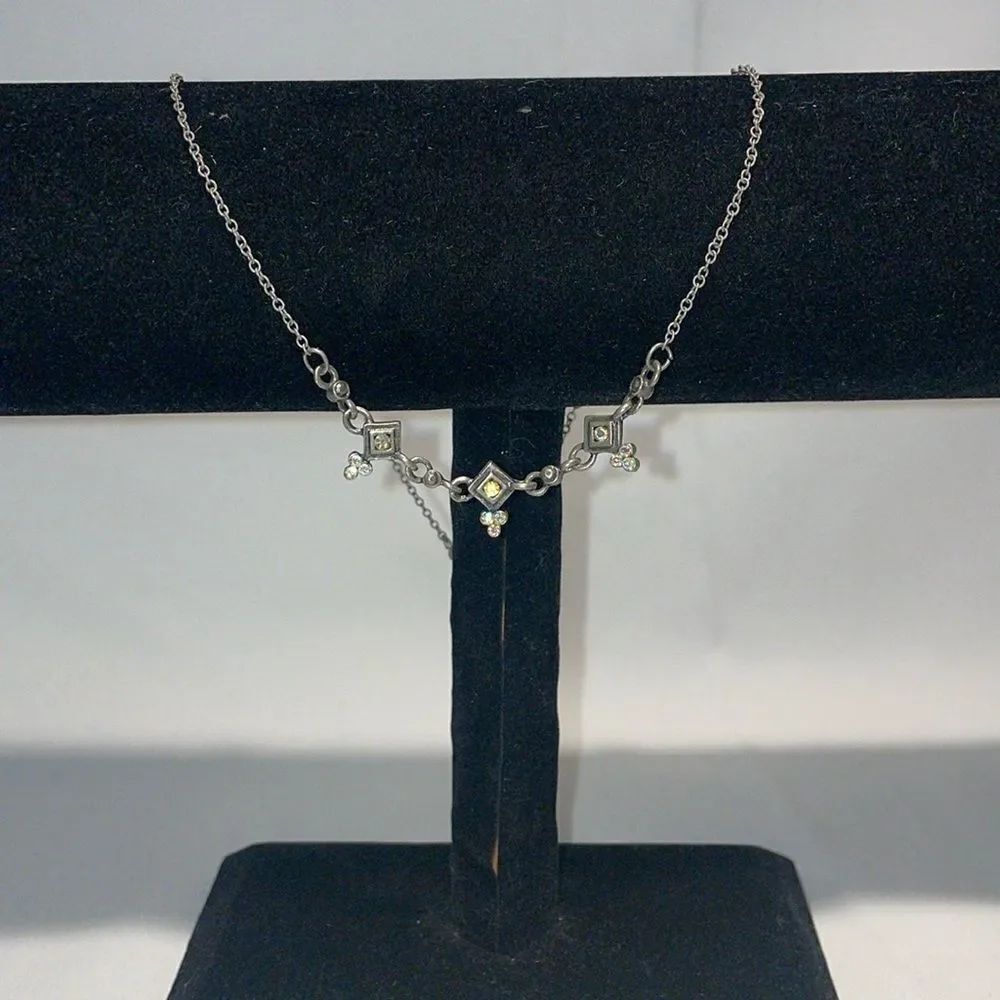 Delicate necklace with diamonds and clovers